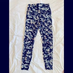Lululemon wunder under leggings size 6 blue floral